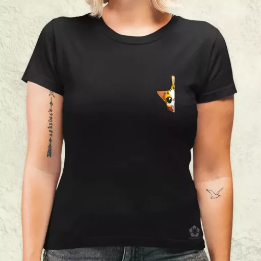 Macska kukucskál zseb v1 női póló